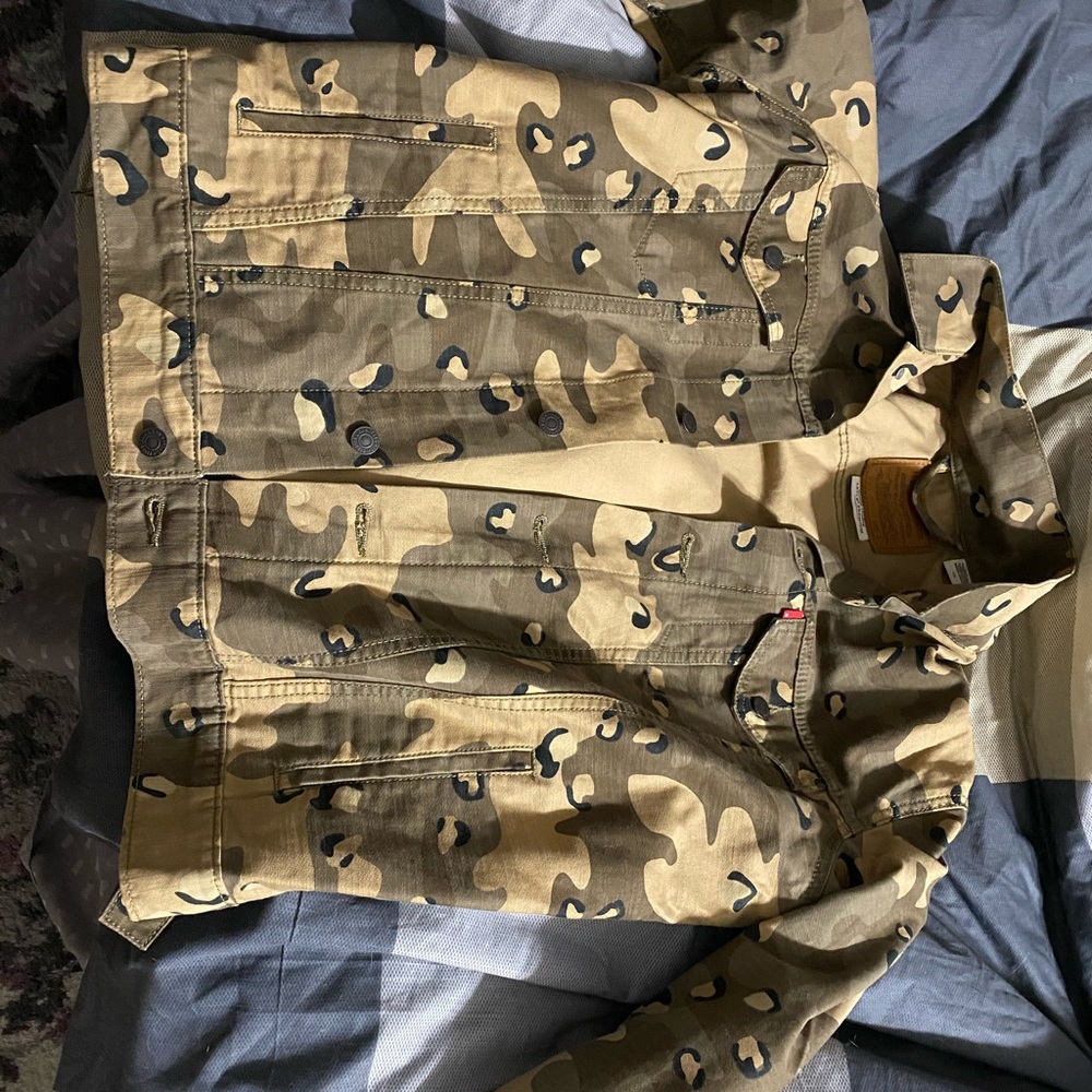 Levi’s jacket camo size L